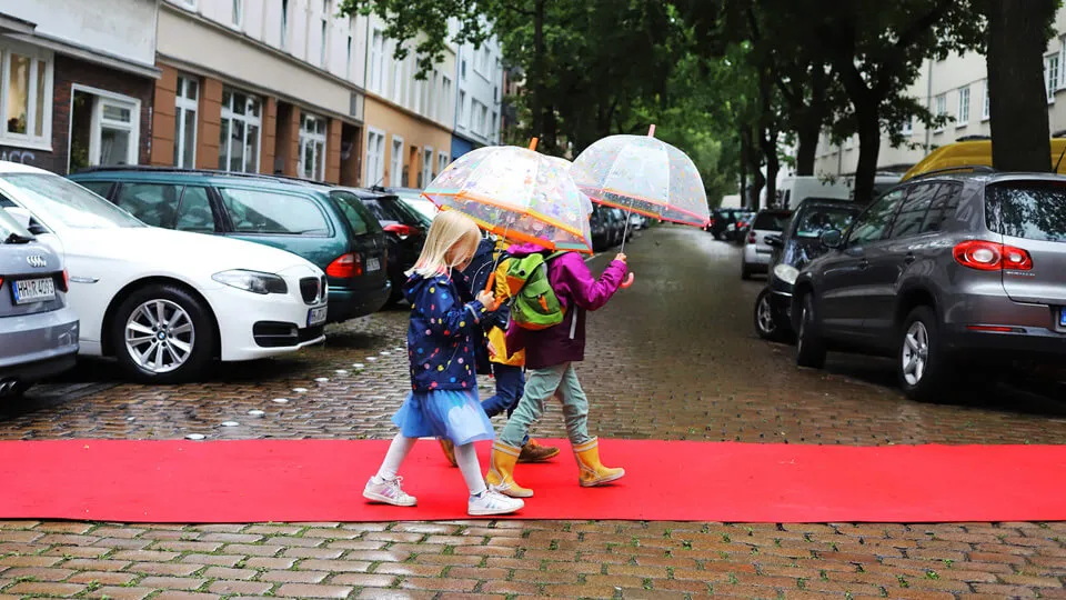 Sicherer Schulweg: Eltern rollen roten Teppich aus