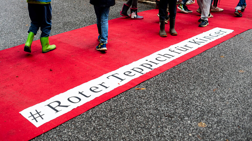 Roter Teppich für Kinder: Aktion an Eimsbütteler und Altonaer Grundschulen fordert sichere Schulwege